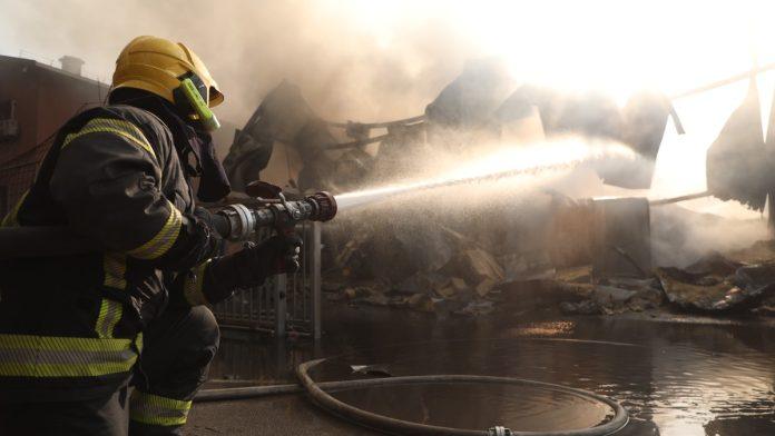 (foto)-cudo-u-srbiji-nakon-pozara!-buktinja-progutala-dom,-a-onda-su-vatrogasci-iz-pepela-izvukli-netaknutu-ikonu-isusa-hrista