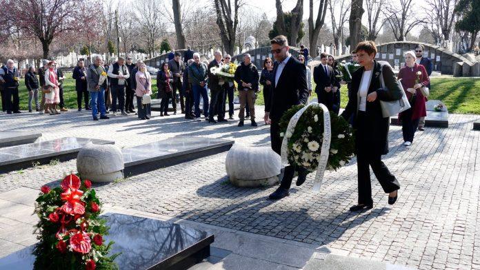 pomen-premijeru-zoranu-dindicu:-gradani,-simpatizeri-i-stranacke-kolege-odaju-postu-na-groblju,-macut-sa-ministrima-polozio-vence-na-mestu-gde-je-ubijen-(foto)