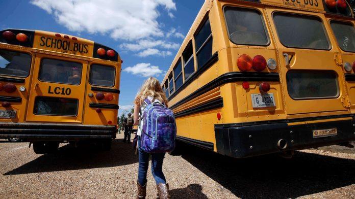 decak-nozem-ranio-devojcicu-drama-u-skoli:-tinejdzer-uhapsen-i-odveden-na-ispitivanje