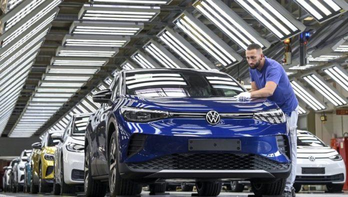 dobit-pala-za-54-odsto:-folksvagen-ukida-50.000-radnih-mesta
