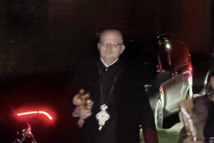 svestenik-stigao-u-dom-darka-lazica!-potresne-scene-u-brestacu!