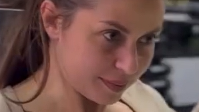 svastika-darka-lazica-se-slomila-zbog-smrti-njegovog-brata-ovako-je-ispratila-dragana-na-vecni-pocinak:-srce-da-pukne-(foto)