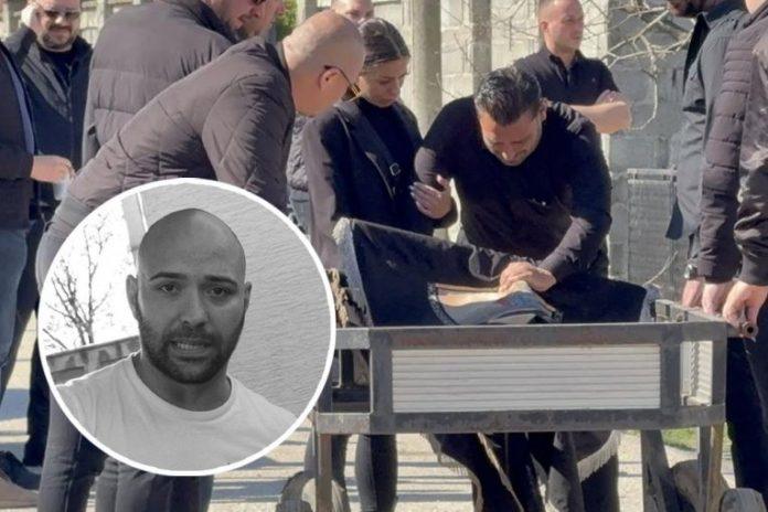 darko-lazic-u-jaucima-docekao-kolica-za-kovceg-pokojnog-brata,-pa-molio-da-ga-ne-odnose!-najpotresnija-scena-pred-sahranu,-pevac-zapomaze-na-sav-glas!