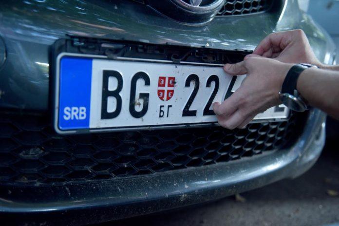 vozaci-u-srbiji-ovo-cesto-zaboravljaju:-policija-oduzima-tablice,-kazna-do-20.000-dinara!