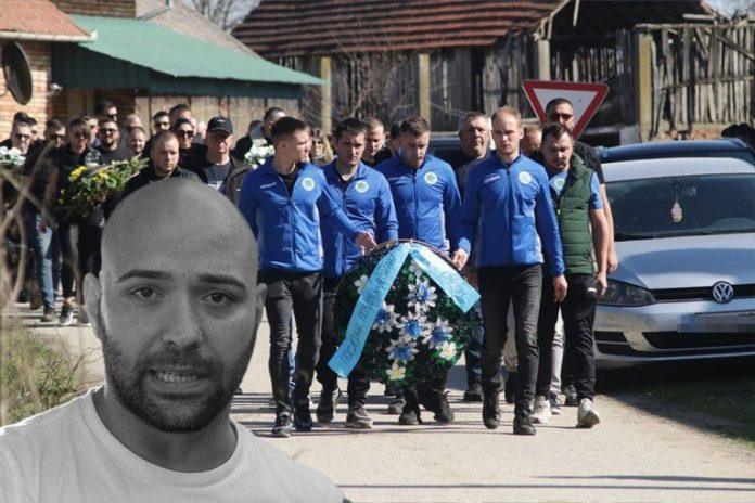 strasne-scene:-na-sahranu-brata-darka-lazica-dosla-je-cela-ekipa-ovog-fudbalskog-kluba!-(video)