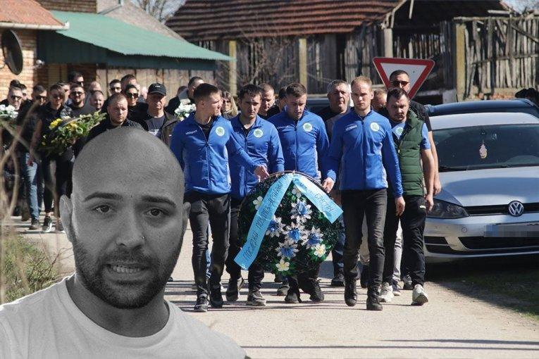 strasne-scene:-na-sahranu-brata-darka-lazica-dosla-je-cela-ekipa-ovog-fudbalskog-kluba!-(video) strasne-scene:-na-sahranu-brata-darka-lazica-dosla-je-cela-ekipa-ovog-fudbalskog-kluba!-(video)