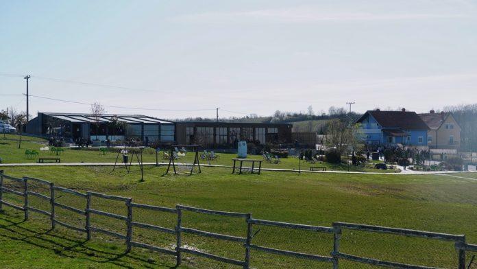 marko-se-vratio-iz-amerike-pa-napravio-“sumadijski-kutak”-od-trideset-kuca:-vucic-obilazi-eko-naselje