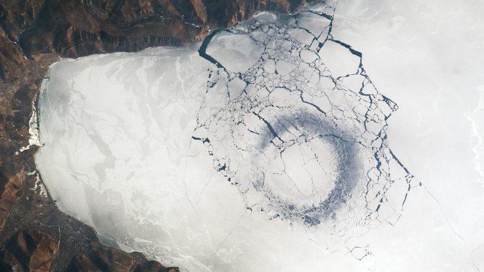 naucnici-odusevljeni:-duboko-ispod-leda-na-antarktiku-nalazi-se-misteriozna-rupa,-konacno-otkriveno-zasto
