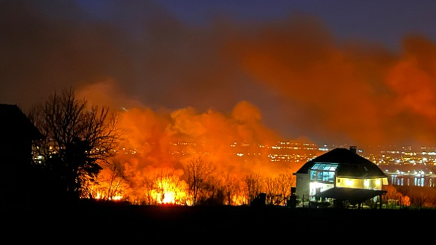 Пожар-у-риту-између-Беочина-и-Раковца,-куће-нису-угрожене