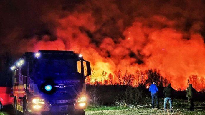 (foto)-vatra-guta-sve-pred-sobom-apokalipticne-slike-kod-rakovca!-plamen-se-vidi-kilometrima-daleko,-vatrogasci-vode-nadljudsku-borbu-da-obuzdaju-pozar