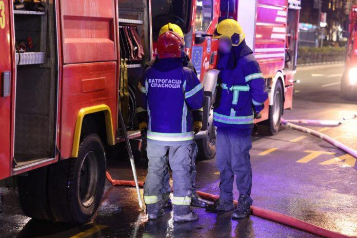 veliki-pozar-kod-beocina:-vatra-zahvatila-drvece-i-siri-se-ka-naselju,-policija-blokirala-prilaze