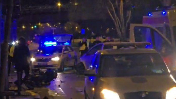 (video)-dve-osobe-tesko-povredene-automobil-pokosio-momka-i-devojku-na-motoru-u-novom-sadu:-na-lice-mesta-dojurile-tri-ekipe-hitne-pomoci