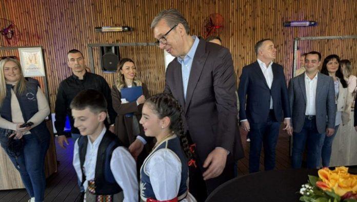 vucic-u-poseti-arandelovcu:-predsednik-obisao-destileriju-u-kopljarima-i-eko-naselje-“sumadijski-kutak”(foto/video)