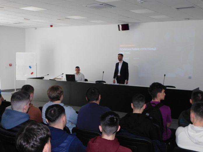 psihoaktivne-supstance-oko-nas:-na-zahtev-roditelja-ucenika-tehnicke-skole-u-loznici-odrzano-predavanje-(foto)