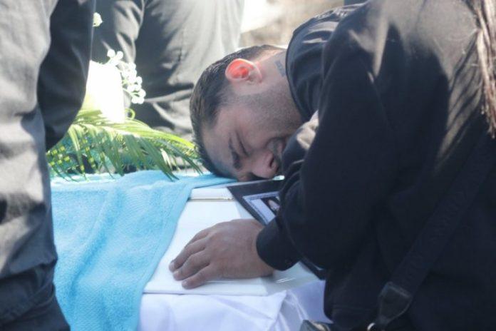 darko-lazic-pao-na-kovceg-pokojnog-brata:-kroz-jecaje-ispustio-vapaj:-brate,-ne-dam-te