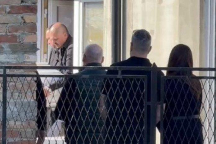 iznet-sanduk-s-telom-pokojnog-brata-darka-lazica!-totalno-blokiran-brestac,-ulicama-odzvanjaju-stravicni-jauci!-(video)