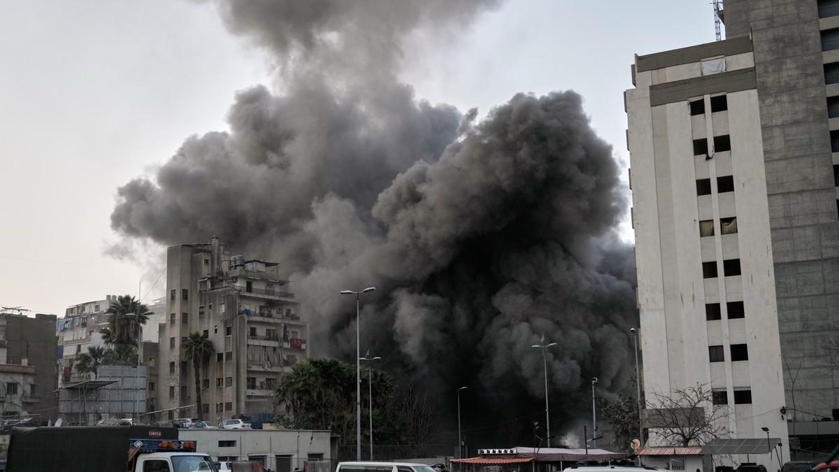 “udaricemo-na-emirate”-iran-pozvao-stanovnike-da-se-evakuisu,-gori-kljucna-naftna-luka,-panika-i-u-dohi,-osteceno-5-americkih-aviona “udaricemo-na-emirate”-iran-pozvao-stanovnike-da-se-evakuisu,-gori-kljucna-naftna-luka,-panika-i-u-dohi,-osteceno-5-americkih-aviona