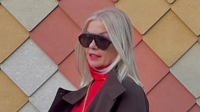 vatreno-crvena-haljina,-braon-carape,-torba-i-baletanke-bivsa-zena-jovana-memedovica-napustila-beograd-i-svi-gledaju-njen-stajling:-“prijatnih-16-stepeni”