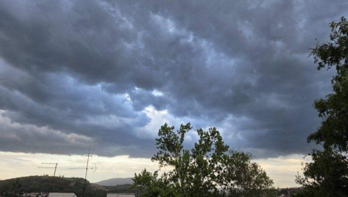 tamni-oblaci-prekrili-nebo:-ovi-delovi-srbije-bice-na-udaru-pljuskova