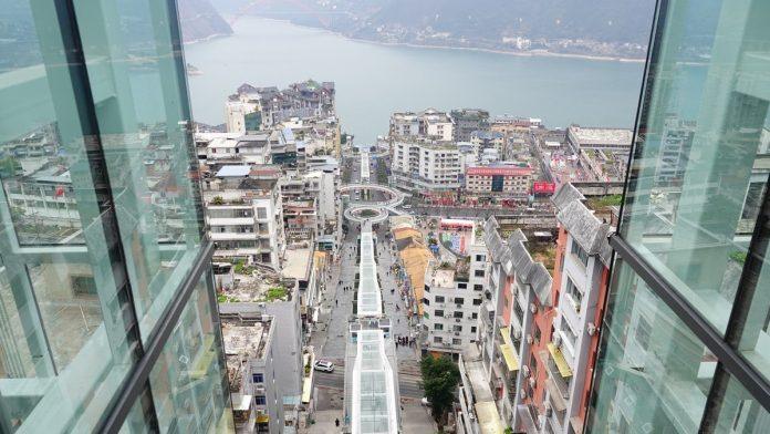 zovu-ih-cudesne-bozanske-stepenice:-ovo-su-najduze-pokretne-stepenice-na-svetu,-malo-ko-bi-pokusao-da-se-popne-peske-(foto)