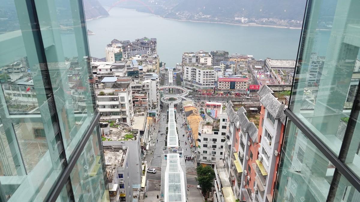 zovu-ih-cudesne-bozanske-stepenice:-ovo-su-najduze-pokretne-stepenice-na-svetu,-malo-ko-bi-pokusao-da-se-popne-peske-(foto) zovu-ih-cudesne-bozanske-stepenice:-ovo-su-najduze-pokretne-stepenice-na-svetu,-malo-ko-bi-pokusao-da-se-popne-peske-(foto)