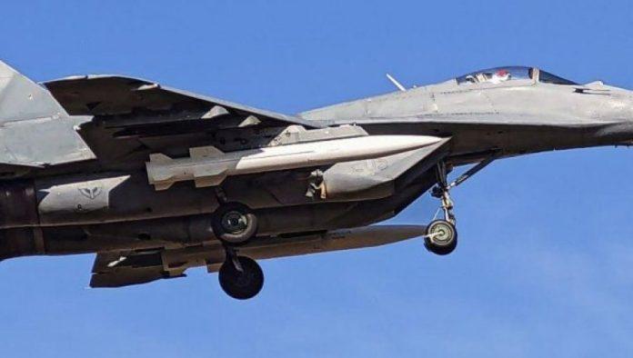 novo-mocno-oruzje-na-srpskim-migovima-uzburkalo-svetsku-javnost:-sta-je-cm-400-i-koliki-je-domet-ovih-raketa?