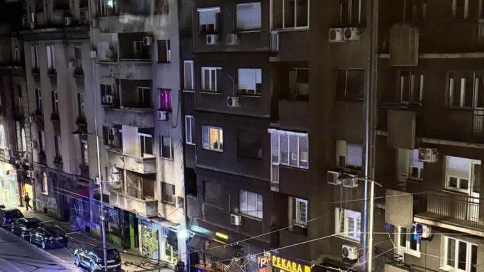 (foto,video)-uleteo-u-makazice-pa-pretio-vozacima-haos-u-centru-beograda:-pokusao-da-obide-autobus,-pa-naleteo-na-trolejbus