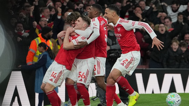 Арсенал-се-у-надокнади-приближио-титули,-Гордон-срушио-Челси Арсенал-се-у-надокнади-приближио-титули,-Гордон-срушио-Челси