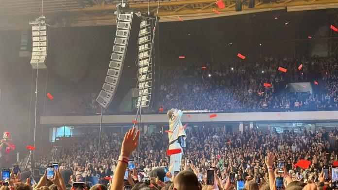 na-koncertu-jakova-jozinovica-u-novom-sadu-ne-moze-igla-da-padne-publika-pala-u-trans-kada-je-izasao-na-scenu:-evo-kojom-pesmom-je-otvorio-vece-(video)