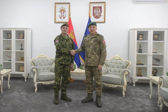 sastanak-nacelnika-generalstaba-sa-komandantom-kfora:-na-sastanku-je-bilo-reci-o-bezbednosnoj-situaciji-na-kim