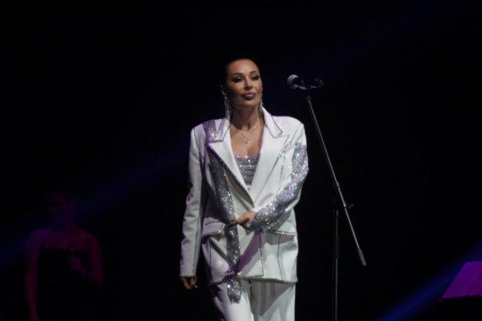 ceca-odmah-prekinula-koncert-zbog-devojke-u-publici!-pevacica-urla-na-obezbedenje,-nastao-haos!