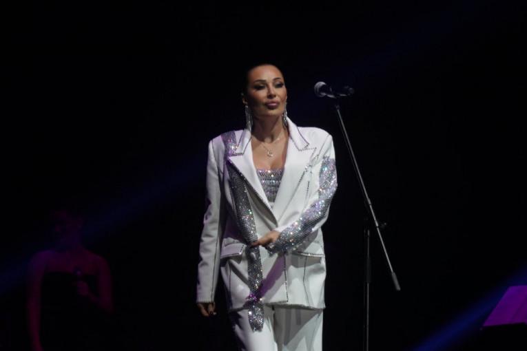 ceca-odmah-prekinula-koncert-zbog-devojke-u-publici!-pevacica-urla-na-obezbedenje,-nastao-haos! ceca-odmah-prekinula-koncert-zbog-devojke-u-publici!-pevacica-urla-na-obezbedenje,-nastao-haos!