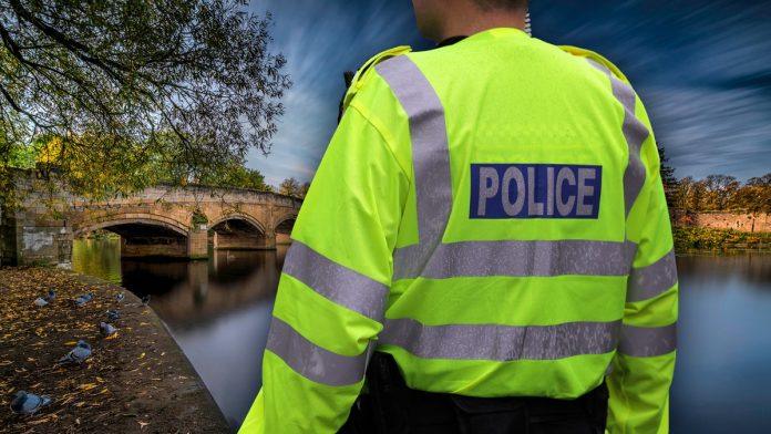 uzas-u-engleskoj!-prolaznik-setao-parkom,-pa-ugledao-kantu-za-smece:-zanemeo-od-soka-kada-je-video-sta-je-unutra