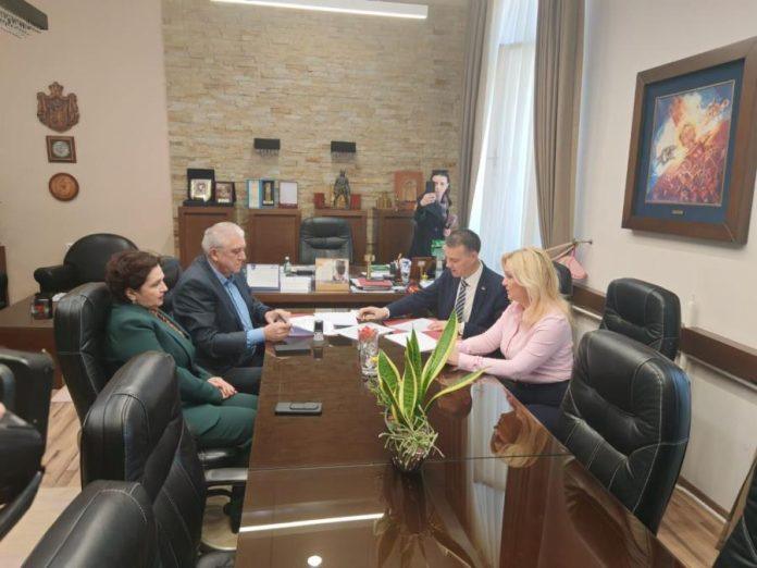 besplatan-prevoz-za-penzionere,-osnovce,-borce,-osobe-sa-invaliditetom-i-vatrogasce:-grad-krusevac-i-jugoprevoz-potpisali-ugovor-o-javno-privatnom-partnerstvu