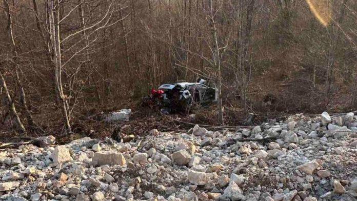 citava-porodica-sletela-u-provaliju!-stravicna-nesreca-kod-brezna:-majka-u-teskom-stanju,-otac-i-beba-povredeni-(foto)