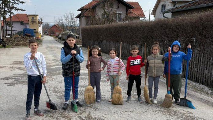 prelepa-slika-iz-sela-mrsinci-kod-cacka!-nedelja-je,-nema-skole,-a-oni-poranili!-sedam-malisana-uzelo-metle-da-sami-ociste-svoju-ulicu