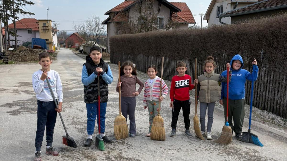 prelepa-slika-iz-sela-mrsinci-kod-cacka!-nedelja-je,-nema-skole,-a-oni-poranili!-sedam-malisana-uzelo-metle-da-sami-ociste-svoju-ulicu prelepa-slika-iz-sela-mrsinci-kod-cacka!-nedelja-je,-nema-skole,-a-oni-poranili!-sedam-malisana-uzelo-metle-da-sami-ociste-svoju-ulicu