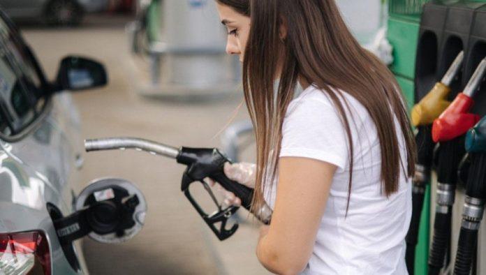 ni-kod-njih-ne-valja:-prosecne-cene-benzina-u-sad-porasle-za-24%-od-pocetka-rata-u-iranu