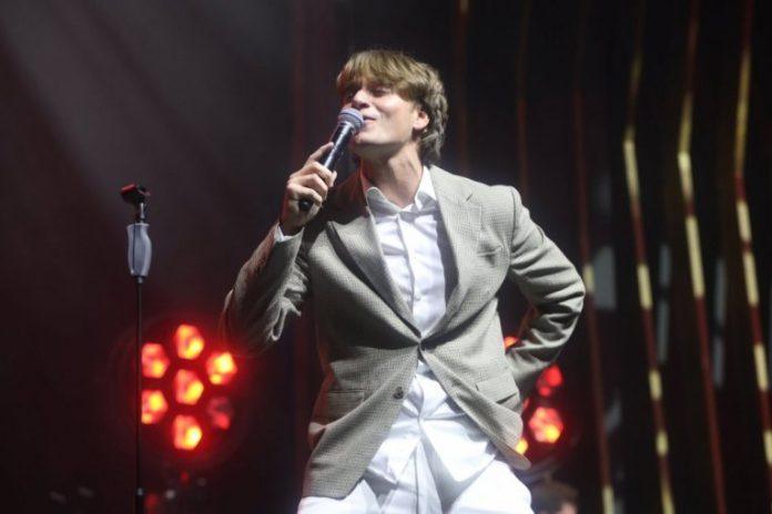 pravi-snimak-sa-koncerta-jakova-jozinovica:-zbog-ovoga-je-hitno-prekinut-nastup,-moralo-obezbedenje-da-reaguje!-(video)