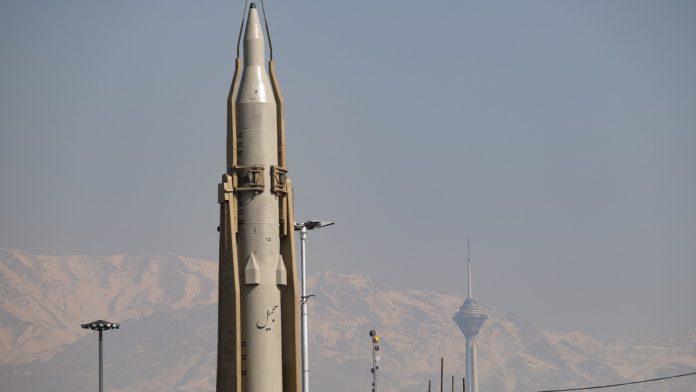 uzbuna-na-bliskom-istoku!-iran-lansirao-rakete-“sadzil”:-do-tel-aviva-stizu-za-samo-7-minuta,-zver-dugacka-25-metara-sa-dometom-od-2.000-km