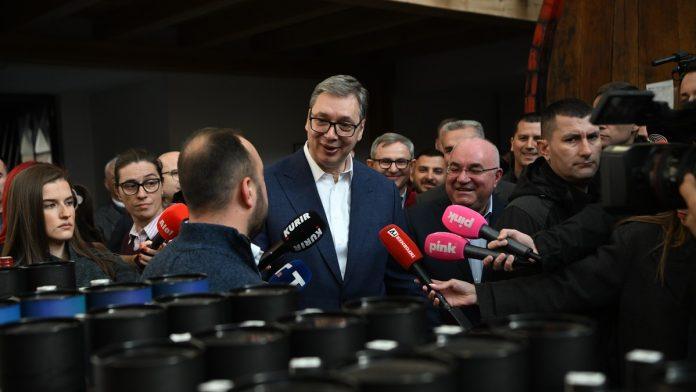 “odmah-da-pocnemo”-vucic-u-bajinoj-basti-obecao-put-preko-debelog-brda:-“trebace-nam-10-miliona-evra”