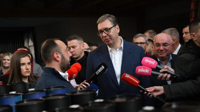 “pozivam-da-nam-niko-vise-ne-deli-porodice”-vucic-se-u-bajinoj-basti-osvrnuo-na-godisnjicu-protesta:-“kako-vreme-odmice,-meni-se-emocije-ne-smanjuje”