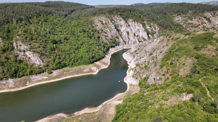 gosti-hotela-u-sjenici-ostali-nemi-od-prizora-neobicna-scena-ukazala-se-u-dvoristu,-nadlezne-sluzbe-odmah-reagovale-(video)