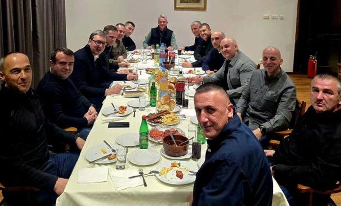 vucic-na-veceri-sa-momcima-iz-kobri-uvek-su-uz-mene,-ovo-je-prilika-da-pricamo-opusteno-i-iskreno!-znam-koliko-odricanja-trazi-njihov-posao-i-zato-ih-postujem