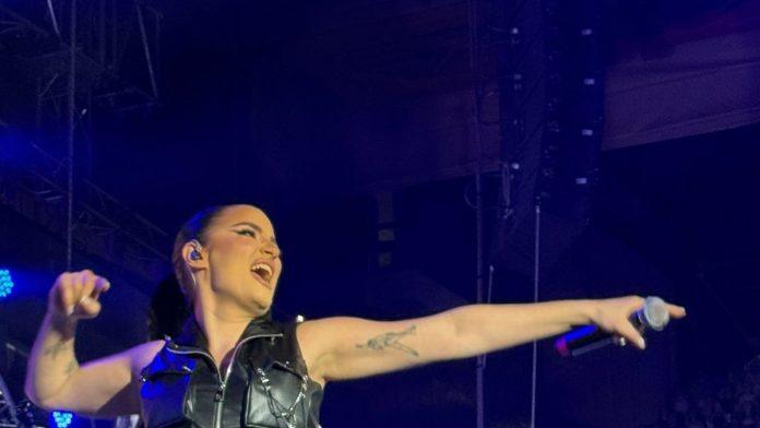 (video)-barbari-bobak-pirotehnika-eksplodirala-u-lice-drama-na-nastupu-u-zagrebu!-pevacica-skocila:-“u-facu-si-me-pogodio”