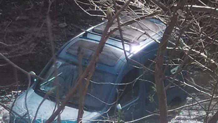 automobil-sleteo-u-reku-kod-manastira-teska-nesreca-kod-petrovca-na-mlavi-(foto)