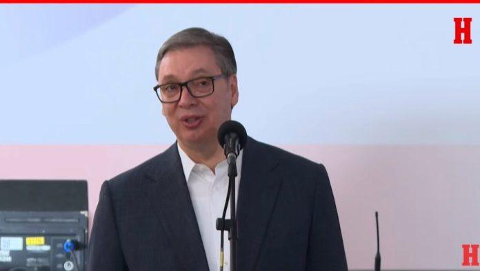 vucic-cestitao-rodendan-dvojici-penzionera:-ajde-ljudi,-dobio-sam-informaciju-da-su-u-sali,-hteo-sam-da-im-cestitam