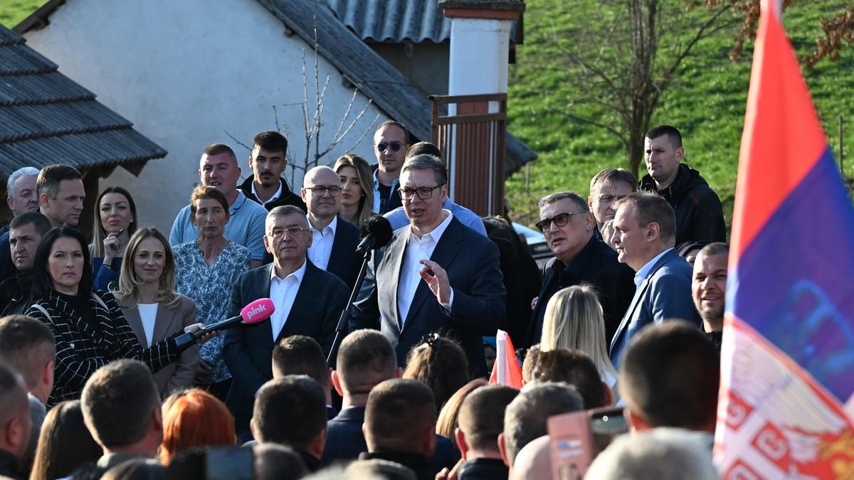 “u-ovom-ludilo-nece-biti-lako-sacuvati-mir,-ali-cemo-uspeti”-vucic-u-lucanima-razgovarao-sa-mestanima-i-obisao-porodicu-repanovic-koja-je-izbegla-sa-kim-(foto,-video) “u-ovom-ludilo-nece-biti-lako-sacuvati-mir,-ali-cemo-uspeti”-vucic-u-lucanima-razgovarao-sa-mestanima-i-obisao-porodicu-repanovic-koja-je-izbegla-sa-kim-(foto,-video)