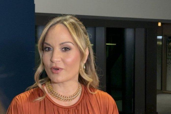 jelena-tomasevic-se-srsila-na-bini,-publika-pruzila-prvu-pomoc!-prva-izjava-pevacice-nakon-incidenta,-progovorila-o-zdravstvenom-problemu!-(video)