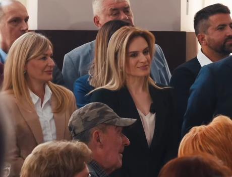 “borbeni-ljudi!”-ministarka-durdevic-stamenkovski-podelila-kadrove-posete-sevojnu:-u-drustvu-penzionera-–-oslonca-svakog-drustva!-(video) “borbeni-ljudi!”-ministarka-durdevic-stamenkovski-podelila-kadrove-posete-sevojnu:-u-drustvu-penzionera-–-oslonca-svakog-drustva!-(video)